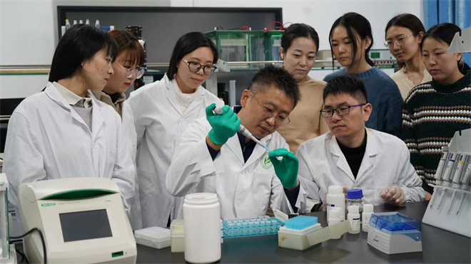 Science封面文章：乐投在线金丝猴研究团队首次系统揭示灵长类社会演化之谜_fororder_齐晓光正在做实验，右侧为武进伟，左一为赵兰